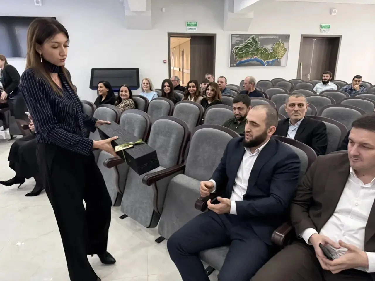 В Минтрансе Дагестана сотрудницы поздравили коллег-мужчин с 23 Февраля